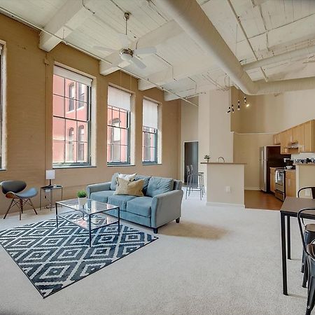 Frontdesk I Sycamore Place Apts Downtown Цинциннати Номер фото